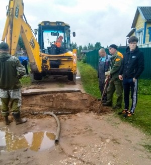 13 июля 2020 года проведены работы по устранению аварийных ситуаций на сетях холодного водоснабжения в деревнях Выскодня и Дерягино.