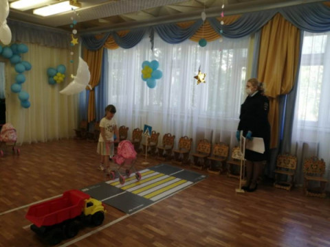 Игровую программу &laquo;ПДД, ты и я &ndash; неразлучные друзья&raquo; организовали сотрудники удомельской Госавтоинспекции в детском саду  &laquo;Кораблик&raquo;.