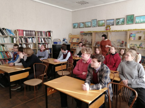 9 января для учащихся старших классов УСОШ №5 прошли краеведческие беседы "Наш земляк Олег Григорьевич Макаров"