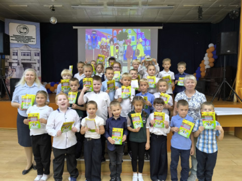 Сотрудники удомельской Госавтоинспекции провели урок безопасности &laquo;Безопасная дорога&raquo; с учащимися первых классов.