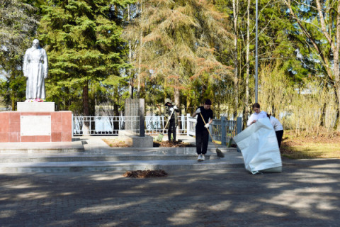 Сотрудники Калининской АЭС провели субботники в подшефных садах и школах