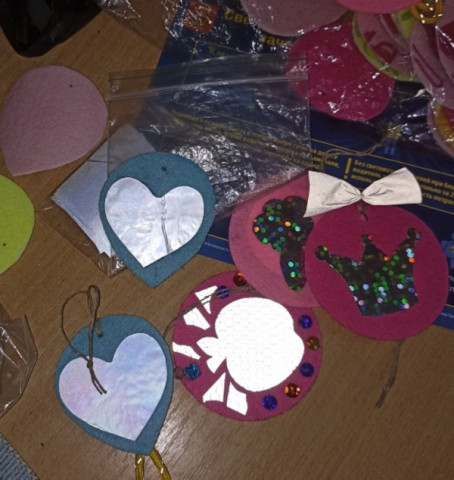 В Удомле сотрудники Госавтоинспекции участвовали в мастер-классе по изготовлению световозвращающих элементов.