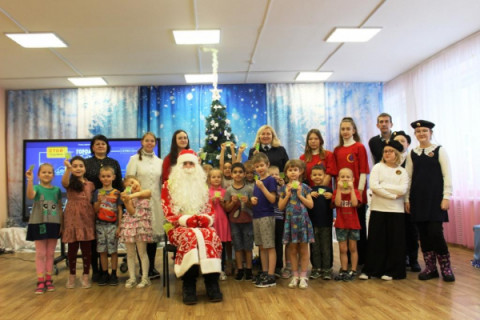 Удомельские Госавтоинспекторы и гимназисты присоединились к акции &laquo;Полицейский Дед Мороз&raquo;