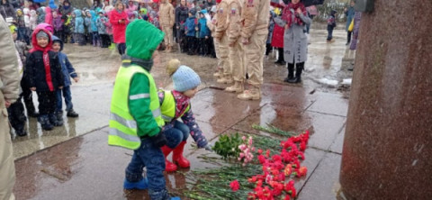 12 апреля 2022 года воспитанники детских садов, школьники, учащиеся колледжа и жители Удомельского городского округа приняли участие в возложении цветов к бюсту Макарова Олега Григорьевича