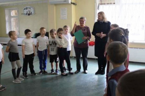 Эстафету по Правилам дорожного движения в Удомле провели педагоги начальной школы &laquo;Садко&raquo; и сотрудники удомельской Госавтоинспекции.