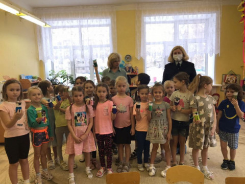 Дошколята из детского сада &laquo;Дюймовочка&raquo; повторили ПДД и изготовили подарки папам.