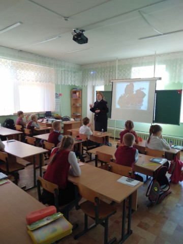 Сотрудники Удомельской Госавтоинспекции и учащиеся начальной школы &laquo;Садко&raquo; провели акцию &laquo;Тепло детских рук&raquo;, посвященную Дню матери.