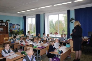 Сотрудники удомельской Госавтоинспекции и педагоги МБОУ УСОШ №2 им. Сергея Ступакова призвали юных пешеходов быть ответственными.