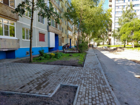 Продолжается ремонт дворовой территории на проспекте Курчатова дом 12