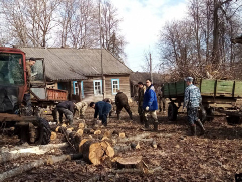 Субботник в селе Котлован на территории бывшей усадьбе Н.А. Зворыкина