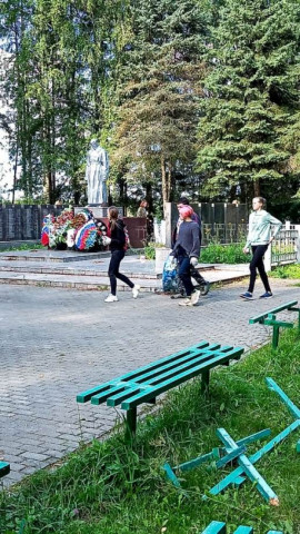 Подростки, трудоустроенные в летний период, навели порядок в парке Победы