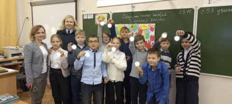 В Удомле  сотрудники Госавтоинспекции и школьники участвовали в тематическом мастер-классе по изготовлению световозвращающих подвесок