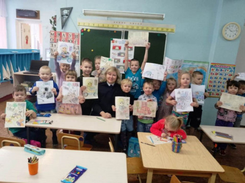 Сотрудники Удомельской Госавтоинспекции в детском саду провели  творческое занятие &laquo;В раскрасках повторяем ПДД&raquo;.