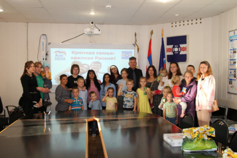 11 сентября Глава округа, секретарь Удомельского местного отделения ВПП &laquo;ЕДИНАЯ РОССИЯ&raquo; Рем Рихтер встретился с многодетными семьями Удомельского округа