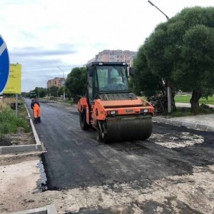 Продолжается ремонт дорожного полотна по улице Попова.