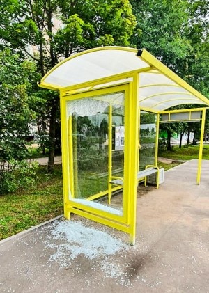 Разбита часть остановочного комплекса по улице Энтузиастов