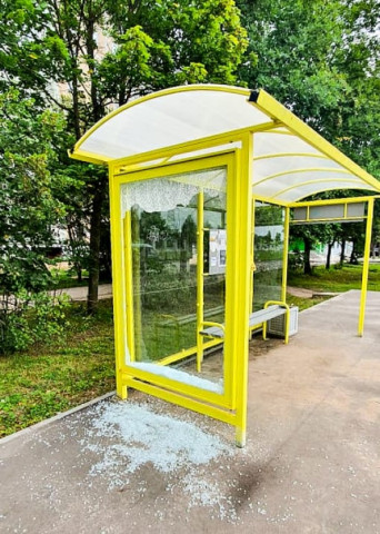 Разбита часть остановочного комплекса по улице Энтузиастов