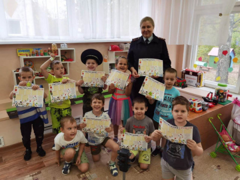 В Удомельском детском саду &laquo;Сказка&raquo; прошла встреча с инспектором по пропаганде безопасности дорожного движения