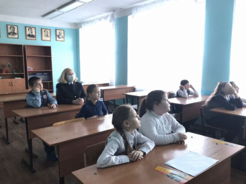 Сотрудники ГИБДД проводят беседы с удомельскими школьниками.