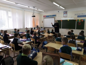 Сотрудники Удомельской Госавтоинспекции провели у первоклассников уроки безопасности.