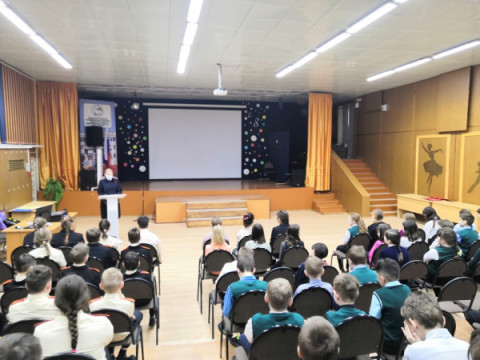 В  Удомле  учащиеся МБОУ УСОШ №1 им. А.С. Попова участвовали в акции  &laquo;Мы за безопасные каникулы!&raquo;