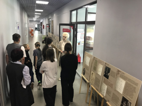 24 мая в День открытых дверей для гостей Центральной библиотеки им. Н.А. Зворыкина прошли несколько обзорных экскурсий с посещением музейной комнаты &laquo;Зворыкинское наследие&raquo;