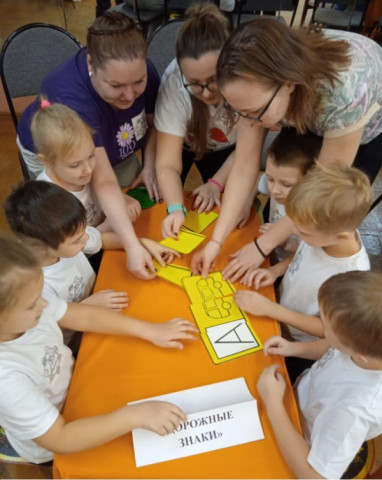 Воспитанники детского сада &laquo;Улыбка&raquo; города Удомля участвовали в игровой викторине  &laquo;Школа безопасности  дорожного движения&raquo;.