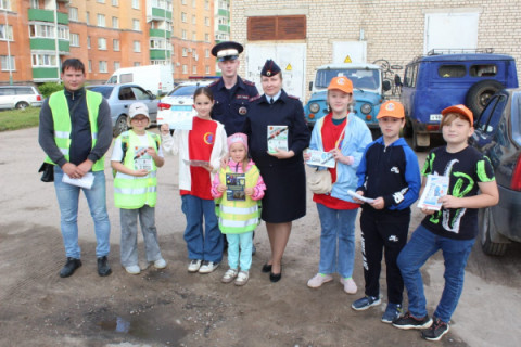 В Удомле прошло мероприятие с участием родительского патруля и ЮИДовцев по предупреждению нарушений ПДД при перевозке детей