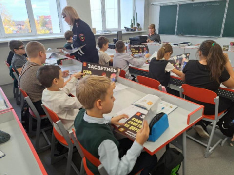 Школьники пятых классов Удомли приняли участие в лекциях по изучению правил дорожного движения.