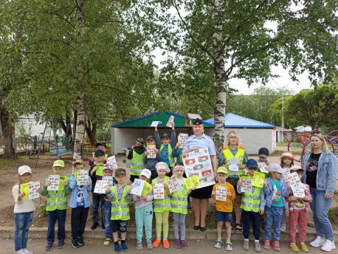 Воспитанники детского сада &laquo;Буратино&raquo; совместно с автоинспекторами прошли по улицам города в &laquo;Шагающем автобусе&raquo;