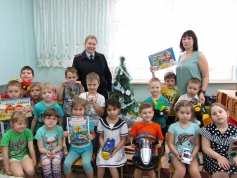 Елочные игрушки в виде дорожных знаков и волшебных автомобилей и гирлянд изготовили малыши из детского сада совместно с автоинспекторами.