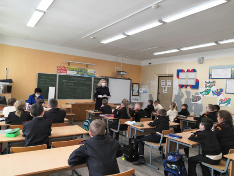 Сотрудники удомельской Госавтоинспекции напомнили кадетам правила безопасного поведения на дороге.