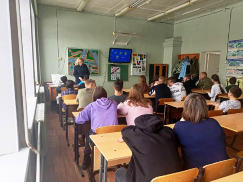 В Удомельской  автошколе ДОСААФ в лагерную смену дети повторяли правила дорожного движения