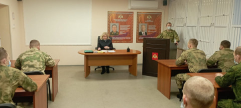 Сотрудники Удомельской Госавтоинспекции провели беседу с военнослужащими.