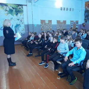 Сотрудники Удомельской Госавтоинспекции  рассказали сельским школьникам о правилах поведения на дороге в осенний период.